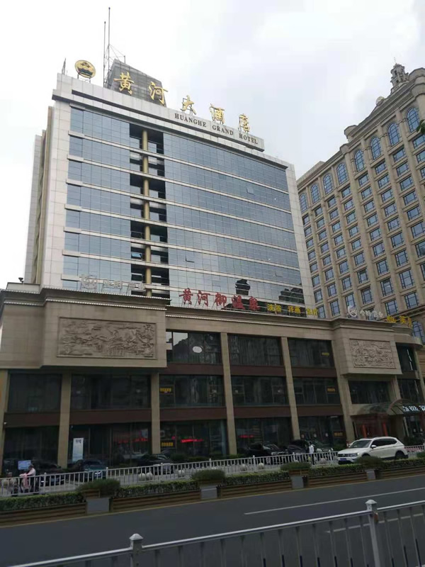 黃河大酒店樓頂發(fā)光字制作